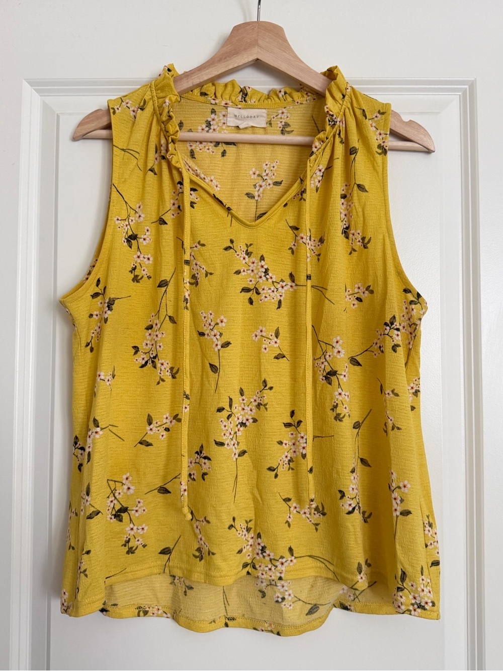 MELLODAY Yellow Floral Tie-Neck Sleeveless Top